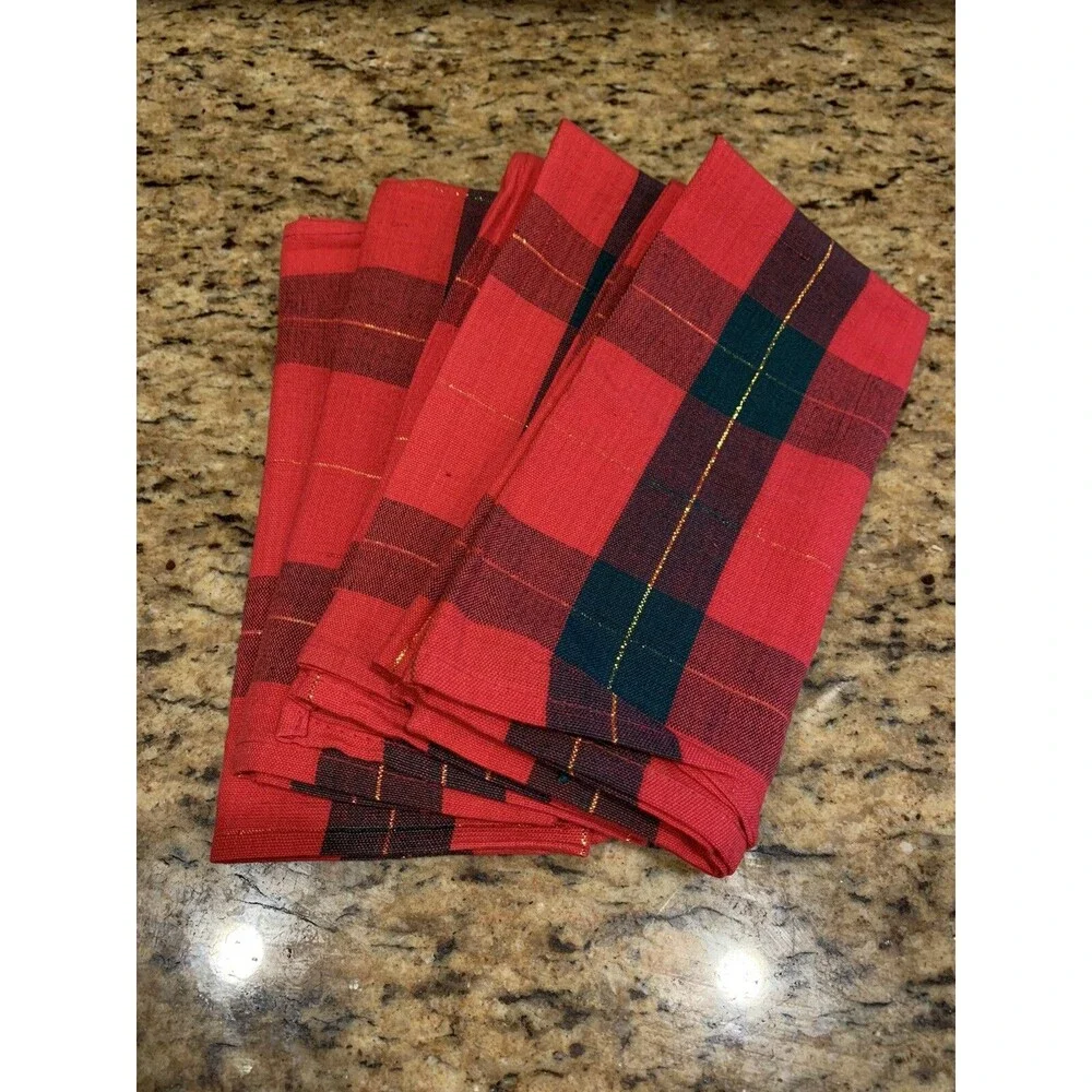 Red and green plaid W Gold Thread 97% cotton napkins 18x18 “ Unused NWOT